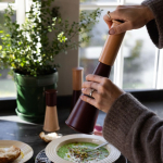 Konische Mühle aus Buchenholz Sagaform farbe dunkelrot fünfte Ansicht