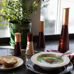 Konische Mühle aus Buchenholz Sagaform farbe dunkelrot sechste Ansicht