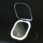 Kompaktspiegel mit Licht und Vergrößerung für Reisen farbe weiß vierte Ansicht