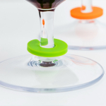 Korken für Flasche mit farbigen Glasmarkier-Ringen