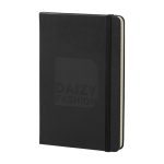 Moleskine Classic Notizbuch mit hartem Einband, mittelgross, liniert farbe schwarz Detailansicht mit Logo