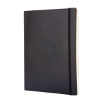 Moleskine Notizbuch Softcover XL mit Elastikband farbe schwarz Detailansicht mit Logo