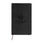 Grosses Notizbuch aus Papier in Lederoptik Moleskine Classic kariert farbe schwarz Detailansicht mit Logo