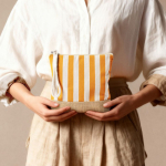 Gestreifter Kulturbeutel aus Baumwolle und Jute mit Kordel am Zipper farbe orange sechste Ansicht