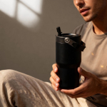 Thermosflasche aus recyceltem Edelstahl mit Auslaufschutz 600 ml farbe schwarz vierte Ansicht