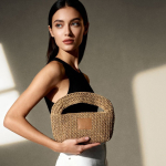 Kleine Papiertasche mit kurzen Henkeln und Etikett farbe braun dritte Ansicht