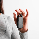 Mini-Powerbank-Schlüsselanhänger aus Recycling-Kunststoff 1000 mAh farbe schwarz dritte Ansicht der Umgebung