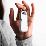 Mini-Powerbank-Schlüsselanhänger aus Recycling-Kunststoff 1000 mAh farbe weiß dritte Ansicht der Umgebung