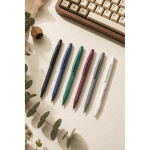 Kugelschreiber aus recyceltem Aluminium mit Touchspitze und gummierter Oberfläche, blaue Tinte Stimmungsbild