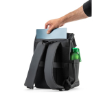 Rucksack aus Kunstleder mit Klappe, ideal für Laptops bis 16” farbe schwarz Ansicht der Schachtel
