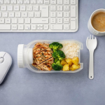 Multifunktionale Lunchbox mit Schraubdeckel und wiederverwendbarem Besteck farbe weiß