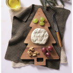 Servierbrett aus Akazienholz in Form eines Weihnachtsbaums farbe holzton Stimmungsbild