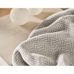 Decke mit Fransen aus recycelter Baumwolle und Band, 400 g/m² farbe beige Stimmungsbild