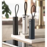 Powerbank aus recyceltem Aluminium mit Anzeige und Kabel, 5.000 mAh farbe mattsilber Stimmungsbild