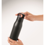 Thermoflasche aus recyceltem Edelstahl mit Trageschlaufe und leicht zu öffnendem Deckel 500 ml farbe schwarz zweites Detailbild