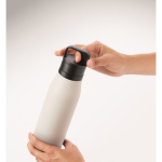Thermoflasche aus recyceltem Edelstahl mit Trageschlaufe und leicht zu öffnendem Deckel 500 ml farbe weiß zweites Detailbild