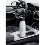Thermoflasche aus recyceltem Edelstahl mit Trageschlaufe und leicht zu öffnendem Deckel 500 ml farbe weiß Stimmungsbild 2 zweite Ansicht