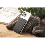 Ultraflache magnetische Powerbank aus recyceltem Aluminium mit Kabel, 5.000 mAh farbe schwarz Stimmungsbild