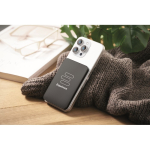 Ultraflache magnetische Powerbank aus recyceltem Aluminium mit Kabel, 5.000 mAh farbe schwarz Stimmungsbild Hauptansicht