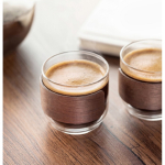 Set aus 2 Kaffeetassen aus Glas mit Band aus Walnussholz 120 ml farbe holzton Stimmungsbild zweite Ansicht
