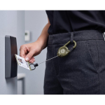 Robuster Ausweishalter aus Kunststoff mit Karabiner und 60 cm Kabel farbe militärgrün Stimmungsbild Hauptansicht