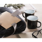 Geschenkset mit Fleecedecke und zwei emaillierten Metalltassen à 350 ml farbe schwarz Stimmungsbild