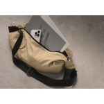 Urbaner Umhängetasche aus wasserabweisendem Nylon mit verstellbarem Gurt farbe khaki Stimmungsbild dritte Ansicht