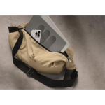 Urbaner Umhängetasche aus wasserabweisendem Nylon mit verstellbarem Gurt farbe khaki Stimmungsbild 2 dritte Ansicht
