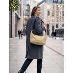 Urbaner Umhängetasche aus wasserabweisendem Nylon mit verstellbarem Gurt farbe khaki Stimmungsbild dritte Ansicht