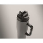 Auslaufsicherer Thermobecher aus recyceltem Edelstahl mit Griff und Strohhalm 900 ml farbe grau drittes Detailbild