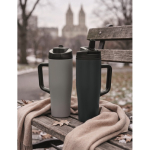 Auslaufsicherer Thermobecher aus recyceltem Edelstahl mit Griff und Strohhalm 900 ml farbe grau Stimmungsbild