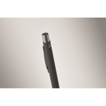 Druckkugelschreiber aus recyceltem Aluminium mit gummierter Oberfläche und blauer Tinte farbe schwarz drittes Detailbild