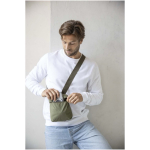 Leichte Umhängetasche mit verstellbarem Gurt und Polsterung farbe marineblau Lifestyle-Bild