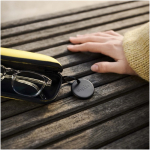Bluetooth-Tracker mit Signalton, wasser- und staubgeschützt Chipolo farbe schwarz Lifestyle-Bild 2