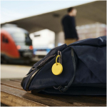 Bluetooth-Tracker mit Signalton, wasser- und staubgeschützt Chipolo farbe gelb Lifestyle-Bild