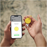 Bluetooth-Tracker mit Signalton, wasser- und staubgeschützt Chipolo farbe gelb Lifestyle-Bild 2