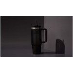 Stanley Thermobecher 890 ml mit Drehdeckel und wiederverwendbarem Trinkhalm farbe schwarz Lifestyle-Bild 2