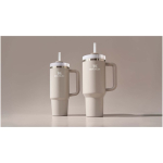 Stanley Thermobecher 890 ml mit Drehdeckel und wiederverwendbarem Trinkhalm farbe grau Lifestyle-Bild