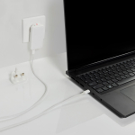 Ultraflaches Ladegerät mit Reiseadaptern und USB-C 65W farbe weiß Lifestyle-Bild 2