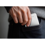 Ultradünne magnetische Qi2.2-Powerbank aus recyceltem Aluminium, 5.000 mAh farbe silber Lifestyle-Bild