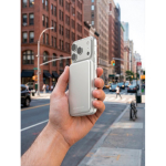 Ultradünne magnetische Qi2.2-Powerbank aus recyceltem Aluminium, 5.000 mAh farbe silber Lifestyle-Bild 2
