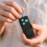 Kompakter persönlicher Alarm, per USB-C wiederaufladbar, mit LED-Licht 150 dB farbe schwarz Lifestyle-Bild