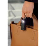 Kompakter persönlicher Alarm, per USB-C wiederaufladbar, mit LED-Licht 150 dB farbe schwarz Lifestyle-Bild 2