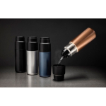 Thermoflasche mit integrierter Bechertasse, auslaufsicher und vakuumisoliert 500 ml farbe taupe Lifestyle-Bild