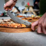 Boska Pizza- und Käsemesser aus Edelstahl mit Doppelgriff farbe silber Lifestyle-Bild