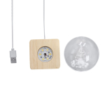 Weihnachtliche Glaskugel mit Holzsockel und warmem Licht