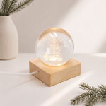 Weihnachtliche Glaskugel mit Holzsockel und warmem Licht