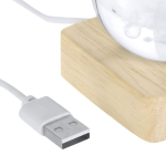 Weihnachtliche Glaskugel mit Holzsockel und warmem Licht