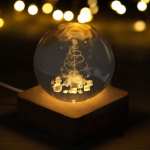Weihnachtliche Glaskugel mit Holzsockel und warmem Licht