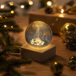 Weihnachtliche Glaskugel mit Holzsockel und warmem Licht